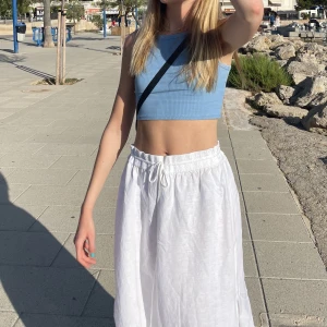 Lång linnekjol  - Säljer min jättefina långkjol i linne från H&M. Tyvärr kommer den inte till användning. Storlek XL, men jag som brukar ha XS har kunnat använde den tack vare att den har ett snöre i midjan. Så jag skulle säga att den passar alla mellan xs-xl.