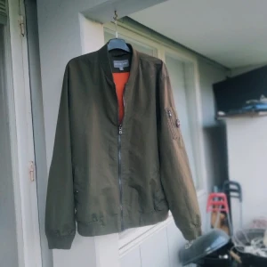 Michael Kors Bomber Jacka - Ganska bra kondition, den e bara lite gammal. Säljer för att jag tappade vikt och den passar it mig längre.