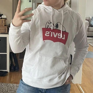 levishoodie - En jättefin hoodie i märket LEVIS med Snobben i storlek M, knappt använd.
