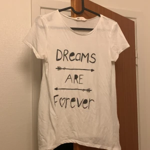 Vit t-shirt - Perfekt som sov tröja då materialet är väldigt mjukt och skönt