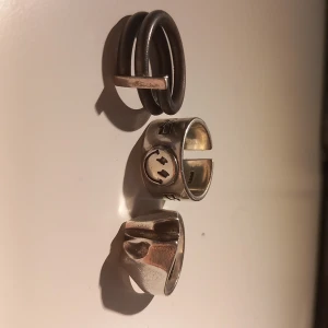 Ringar - Tre stycken asgulliga ringar. Jätte bra kvalite och sköna att ha på sig. En för 15 kr men alla för 35 kr.