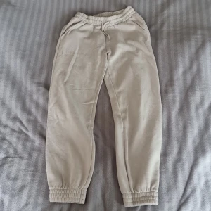 Mjukisbyxs - Beige mjukisbyxa Går att knyta i midjan, 2 fickor EUR 146/152 UK 10-12 Y Bild 2 visar en liten fläck som ett sträck däravlågt pris.