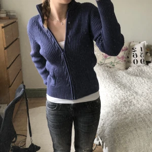 Blå stickad kofta  - Super snygg blå stickad kofta! Märket är Pahldium och storleken M. Koftan sitter väldigt kroppsformat, men är stretchig😍 