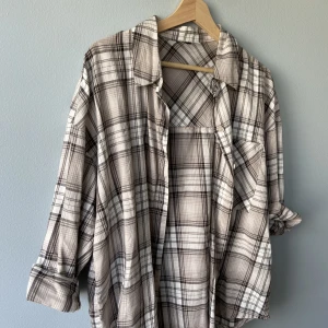 Rutig skjorta - Tunnt material, superskön att ha på sommaren