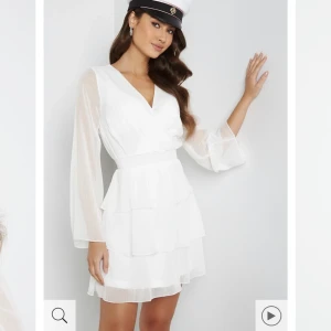 Studentklänning - Nyskick med prislappen kvar🤎 perfekt till student och stretchig så hade även passat en strl 38🦋 skriv för egna bilder🫶🏽 nypris 599kr