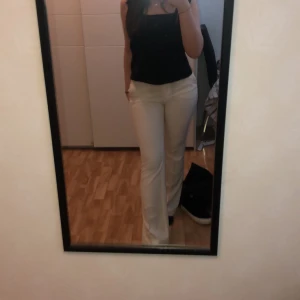 kostymbyxor  -  vita kostymbyxor, helt nya med lapp kvar, storlek 38 men lite små i storlek så skulle passa 34-36, jag har storlek 36 och de passar mig, är 163cm