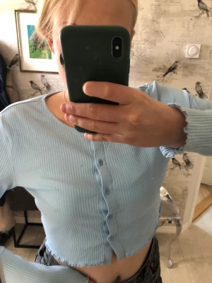 Blå tröja - Säljer min fina ljusblåa tröja då den inte används! Använt ett par fåtal gånger! Går även att använda som kofta om man känner för det. 💘