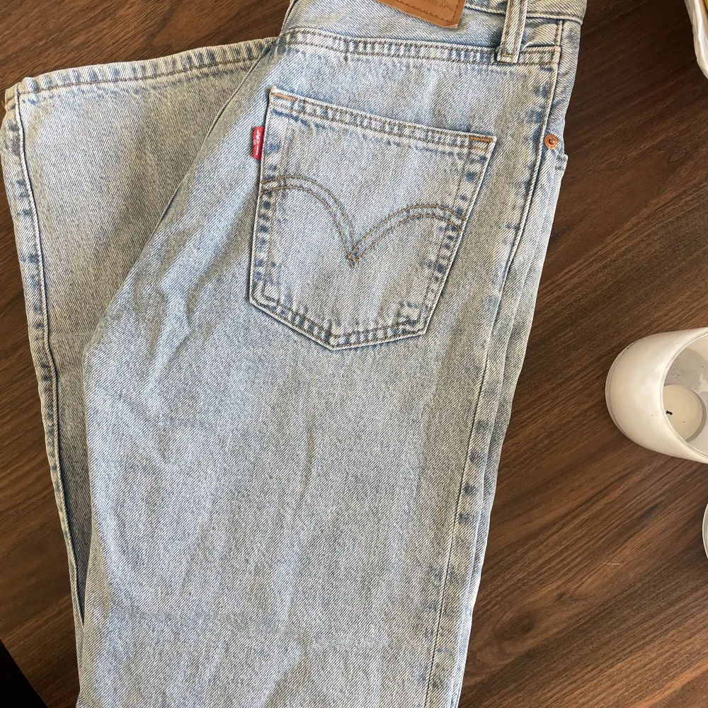 Ett par levis jeans i modellen Ribcage straight ankle. Jättelite använda då jag köpte fel storlek, så i princip nyskick. Köpta för 1.295kr!💌. Jeans & Byxor.