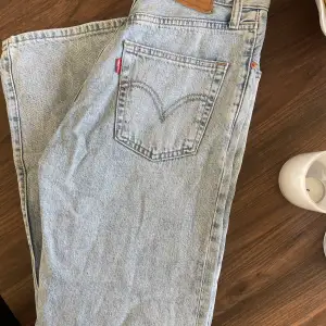 Ett par levis jeans i modellen Ribcage straight ankle. Jättelite använda då jag köpte fel storlek, så i princip nyskick. Köpta för 1.295kr!💌