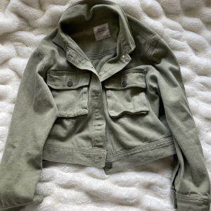 Vårjacka  - Superfin jacka, perfekt nu till våren💗