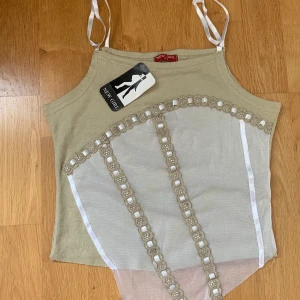 linne topp - helt ny med etikett men nederkanterna är lite taggiga