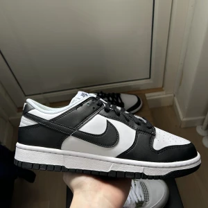 Dunk low panda - Skorna är helt nya och kvitto finns. Storlekarna som finns kvar står ovan. Går även att förbeställa andra storlekar.