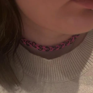 Choker(välgörenhets smycke)  - Chocker i rosa och svart, gjort av loombands.  Halva av priset går till välgörenhet❤️‍🔥