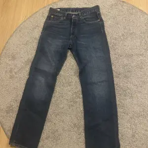 Helt oanvända mörkkblåa levis jeans 501. Strl 31/32