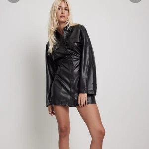 Skinnklänning 🖤 - Snygg skinnklänning från nakd som aldrig kommit till användning, skriv för fler bilder 🖤