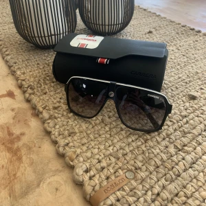 Carrera sol glasögon  - Carrera Solglasögon i mycket bra skick, knappt använda. Inköpta på NK Göteborg till nypris 1900. Allt på bilden ingår självklart.