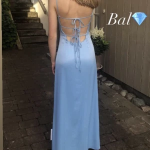 Balklänning  - Säljer nu min balklänning från förra året, världens finaste knytning i ryggen. bara använd 1 gång och inga som helst slitningar eller  defekter. Var Så nöjd med denna🙏🏽❤️