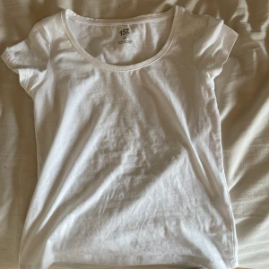 Vit t-shirt - Skriv om du är intresserad så kan vi diskutera pris, frakt och så vidare😊 Bara att skriva om du vill ha fler bilder