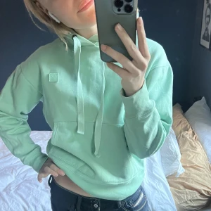 Acne hoodie - Acne hoodie i st xs, uni sex, jättehärlig färg