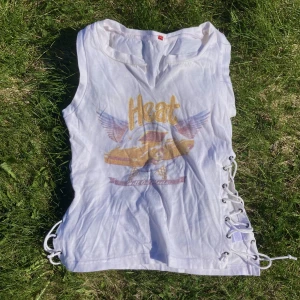 Y2K  linne - Linne med 2000s tals stil och tryck. Knytningar på båda sidorna. Klippt i armhålan och vid bröstet!