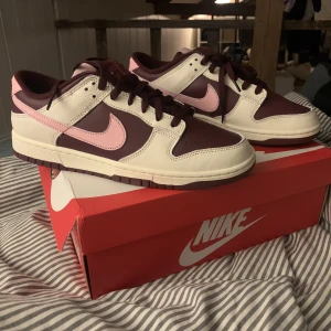 Nike dunk low ”valentine” - 🔥WTS/WTT mina dunk low retro valentine storlek 44🔥 priset e fast. Nyskick med låda.  Aldrig använda obs kolla min profil info innan köp😊 