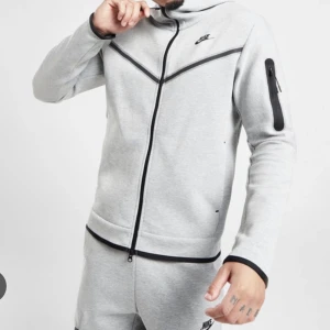 Grå nike tech tröja - Storlek xs Nypris 1.350 säljer för 600 Kan mötas upp i Stockholm 