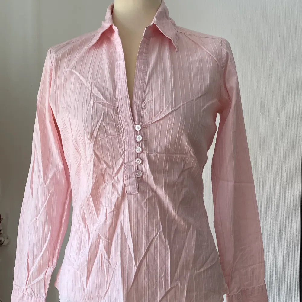 Mjuk rosa skjorta mycket smikrande mig brösten då den är draperad. Figursydd.  Mycket fint skick. Skjortor.