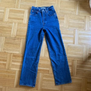 Levis ribcage straight - Skitsnygga men tyvärr för små, jättefint skick fortfarande!