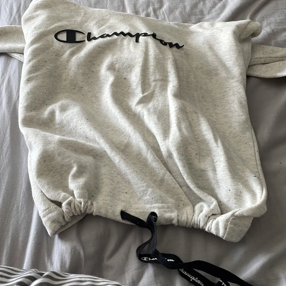 Champion hoodie/ croppad med resår längst ner. Storlek s. Hoodies.