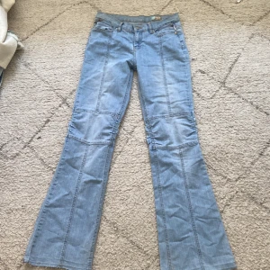 Lågmidjade jeans  - Super super coola utsvänga lågmidjade jeans. Tyvärr är dom lite för små på mig.  Innerbenslängd: 79 cm  Midja: 72 cm  