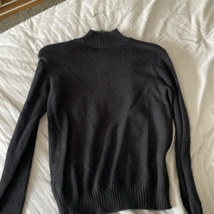 Stickad svart tröja - Storlek xs