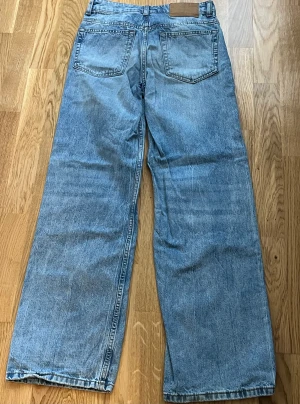 H&M jeans stl 32 - Wide low waist jeans Ljus denimblå Stl 32 Djur & rökfritt hem 