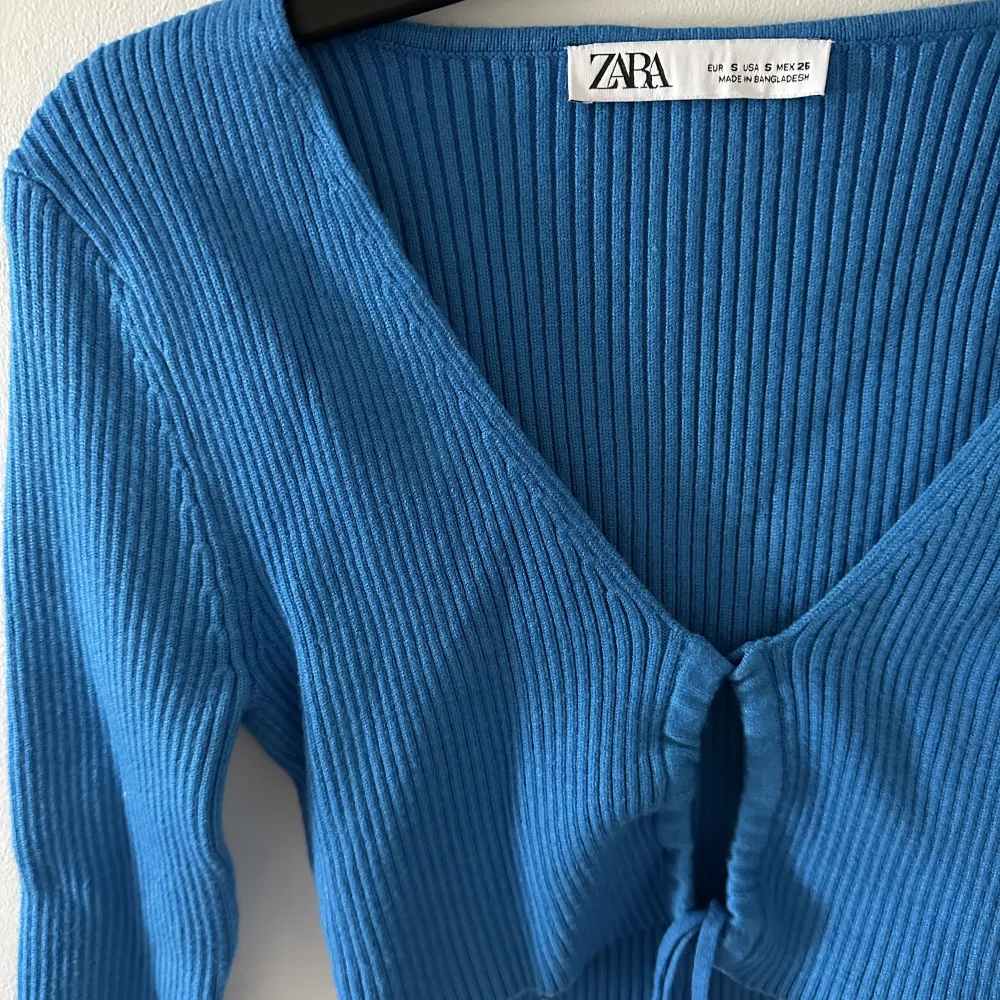 En blå topp från Zara. Aldrig använd 💙. Toppar.