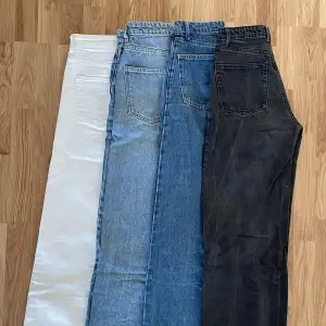 Säljer dessa jeans för att de har blivit för små.  Vita jeans: HM, stl. 36 Ljusblåa jeans: GinaTricot, stl. 34, ngt slitna i nedkant Mörkblåa jeans: Lindex, stl. 34, model. Jackie Svarta jeans: Lindex, stl. 34, model. Jackie 100 kr/st kan diskuteras
