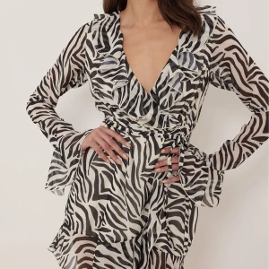 Klänning - Klänning från nakd i zebramönster! Superfin nu till sommaren, men kommer tyvärr inte till användning. Stl 36 💜