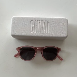 Chimiglasögon - Chimiglasögon i modell 002, färg: Guava. Använda fåtal gånger, mycket fint skick. Nypris 999kr.