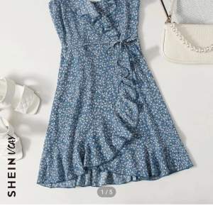 Jag säljer min blåa klänning eftersom den inte används längre. Den är köpt förra sommaren och är knappt använd. Priset kan diskuteras och skriv om ni har nån fråga💕! Tryck INTE på köp nu. Frakten ingår inte 