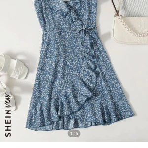 Blå klänning  - Jag säljer min blåa klänning eftersom den inte används längre. Den är köpt förra sommaren och är knappt använd. Priset kan diskuteras och skriv om ni har nån fråga💕! Tryck INTE på köp nu. Frakten ingår inte 