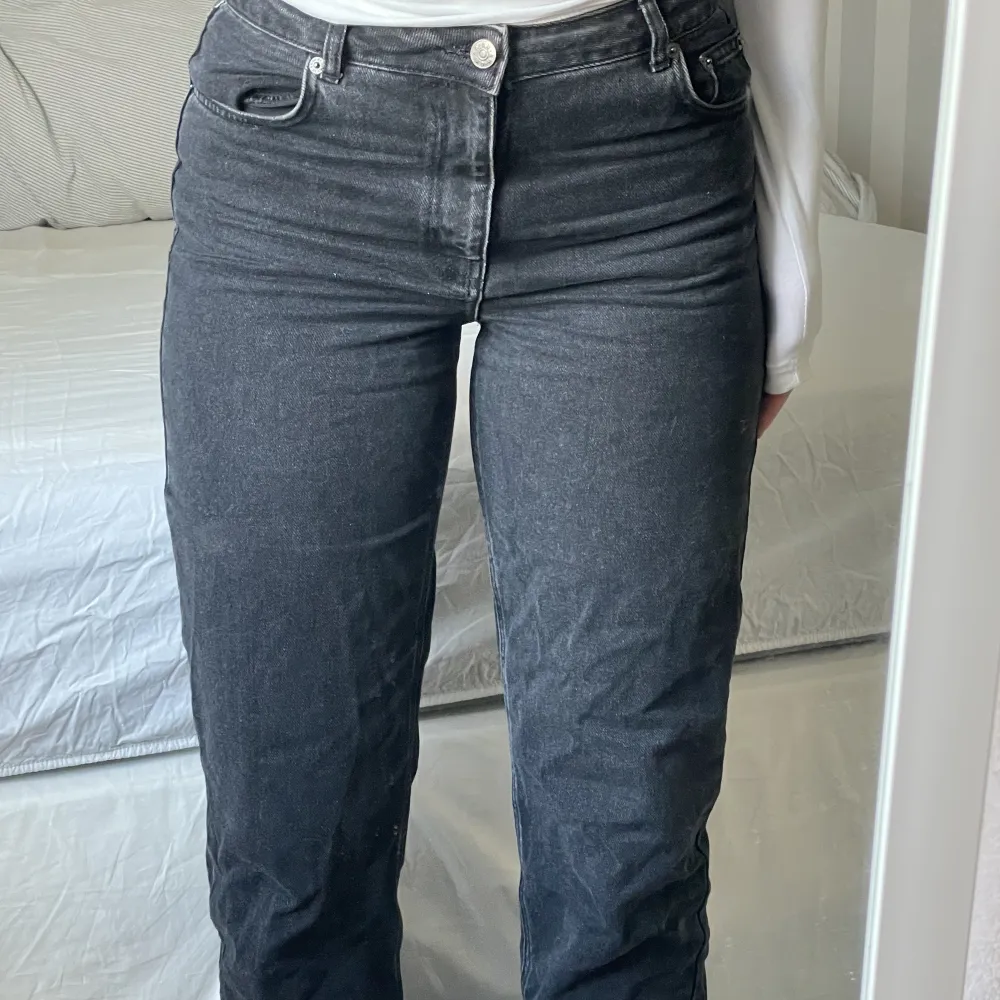 Svart/grå jeans me snygga detaljer på fickorna där bak. Midwaist från NA-KD x Ida Carlsson😊släng iväg ett pm vid intresse eller frågor . Jeans & Byxor.