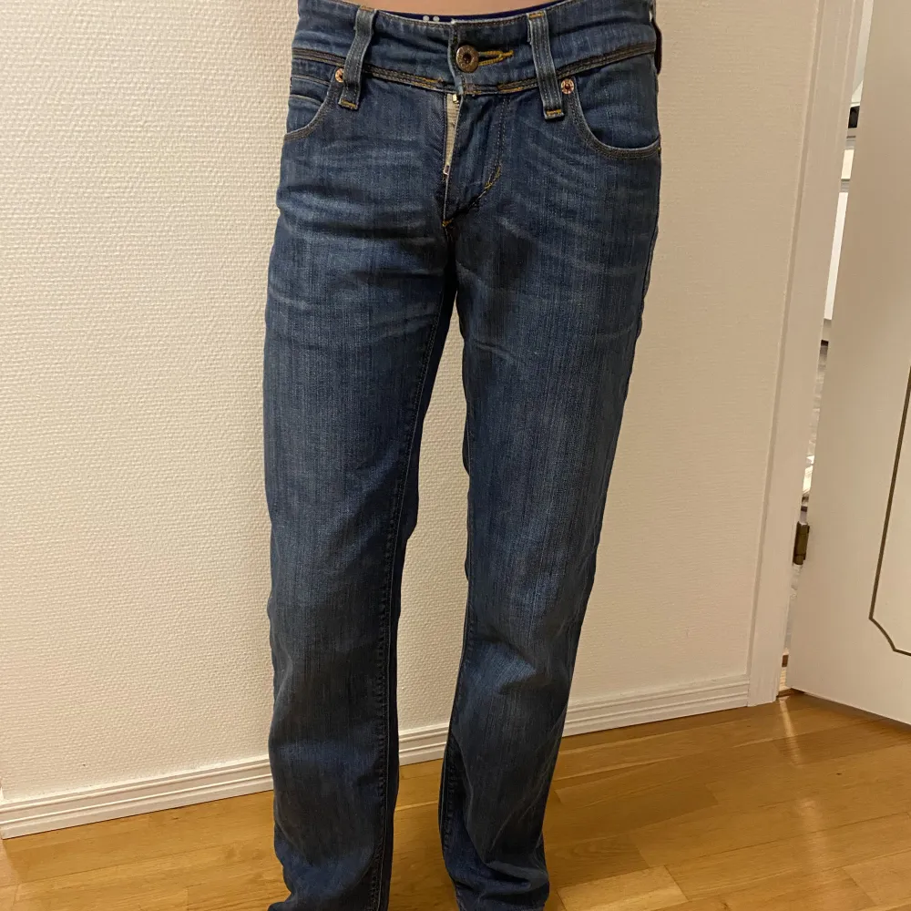 Supersnygga Lågmidjade Levis jeans i modellen 570. Passar min lilllasyster som har stl 32.💕. Jeans & Byxor.