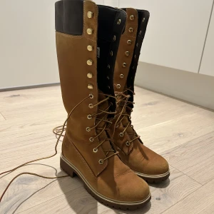 Timberland stövlar - Strl 36. Är använda och därav finns viss slitage. Kontakta mig för fler bilder.