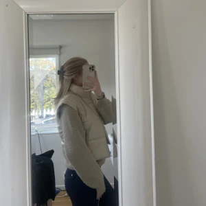 Croppad beige bäst från Zara - Stilren väst i beige som tyvärr inte kommer till användning! Köpte förra året och har använt den någon enstaka gång så västen är i väldigt fint skick! 💞💞