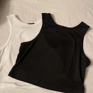 Toppar - Två fina basic toppar! Stretchiga i materialet! Alldrig använda ! Nypris 150kr! 🤍🖤