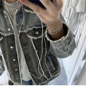 jeansjacka - Snygg jeansjacka från hm! I strl S ❤️ (lånade bilder!)  pris går att diskutera vid snabb affär