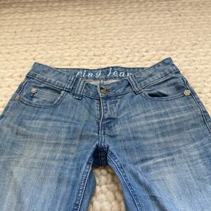 Säljer ett par lågmidjade utsvängda jeans från PING JEANS. Har inga bilder med dem på eftersom de är för små för mig. Midjemått=70cm Innerbenslängd=75cm Frakt står du för själv!💕💕