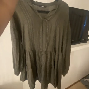 Trendig klänning - En klänning som är ifrån ONLY. Den är jättefin men på mig är den lite kort, (jag är ca 168 cm lång) jag älskar modellen på klänningen 🙏🏼