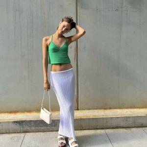 Vit kjol  - Strl S, går endast t 1/3 av min vad och jag är 169 cm 