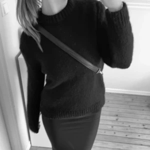 Stickad tröja från zara🖤🖤 - Säljer denna tröja jag har köpt från Zara, den är fin att ha över en klänning eller till en kjol, den är i använt skick💙💙