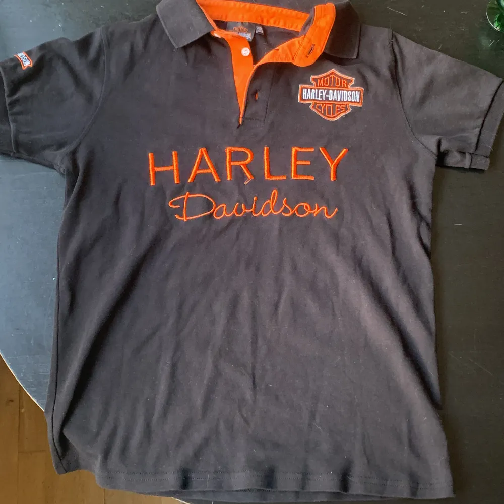 Svart och orange Harley Davidson polo i bra skick. Storlek M. Trades är också möjligt! (pris kan diskuteras). Skjortor.
