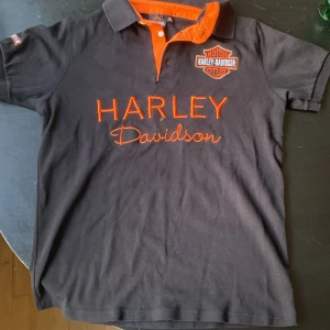 Harley davidson polo - Svart och orange Harley Davidson polo i bra skick. Storlek M. Trades är också möjligt! (pris kan diskuteras)